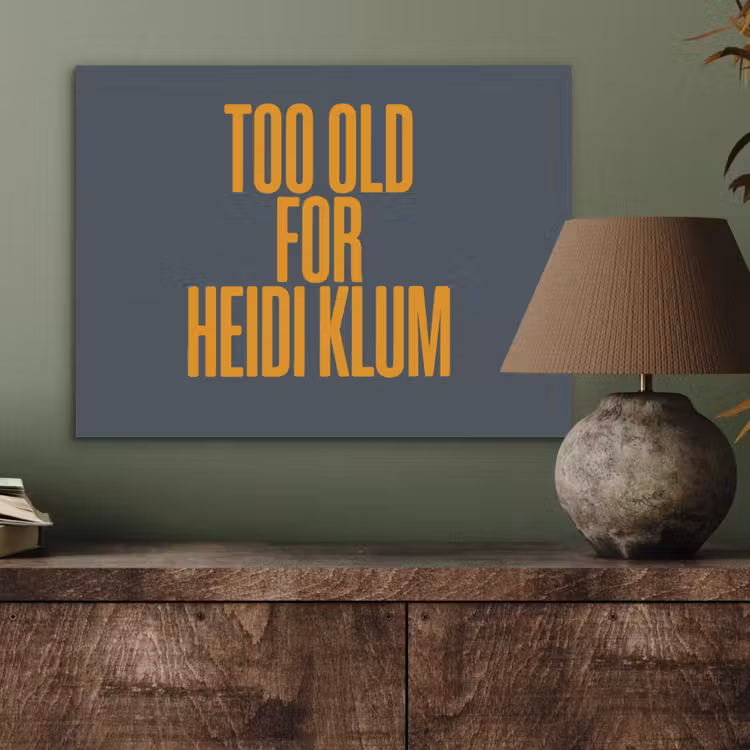 Too old for heidi klum - Geel - Blauw PET vilt klein -sfeer2