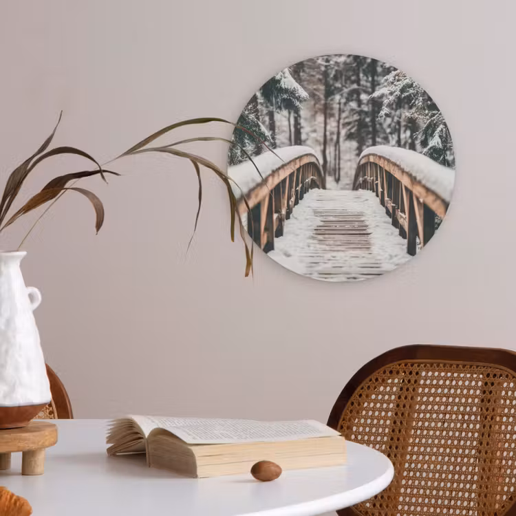 Brug - Winterlandschap - Bos - Natuur - Sneeuw Akoestische PET Vilt - Rond klein -sfeer3