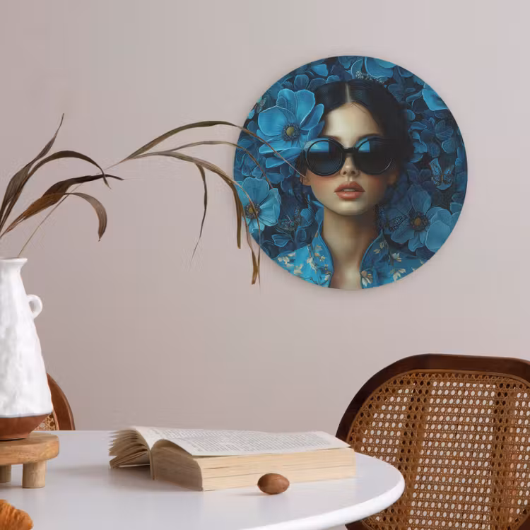 Vrouw - Bloemen - Blauw - Aesthetic - Luxe Akoestische PET Vilt - Rond klein -sfeer3