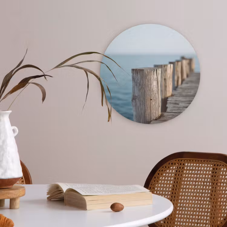 Houten steiger - Helderblauwe lucht Akoestische PET Vilt - Rond klein -sfeer3