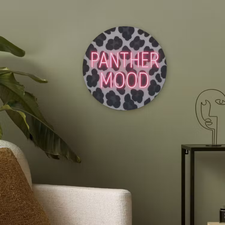 Panterprint - Zwart - Neonletters - Roze Akoestische PET Vilt - Rond klein -sfeer2