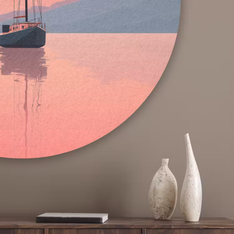 Zeilboot - Roze zee - Zonsondergang - Bergen Akoestische PET Vilt - Rond klein -sfeer5_closeup