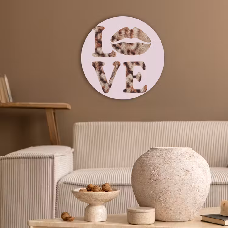 Tekst - Love - Pantervacht - Lichtroze Akoestische PET Vilt - Rond klein -sfeer1