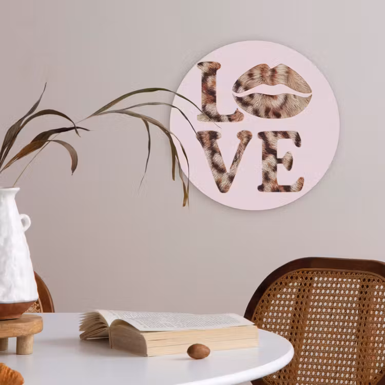 Tekst - Love - Pantervacht - Lichtroze Akoestische PET Vilt - Rond klein -sfeer3