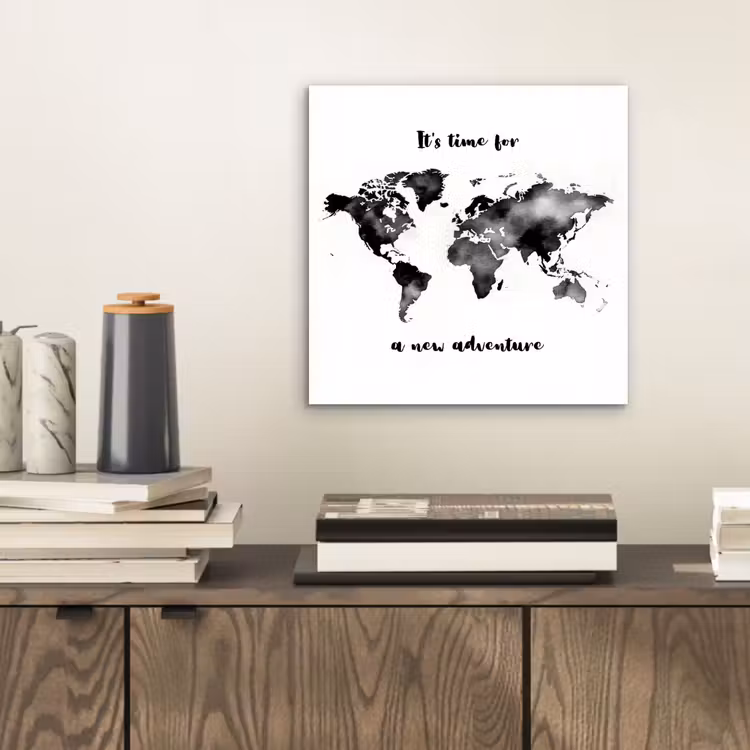 Avontuur - Quote - Wereldkaart - Zwart aluminium wit klein -sfeer1