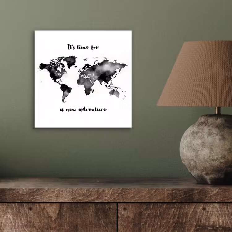 Avontuur - Quote - Wereldkaart - Zwart aluminium wit klein -sfeer2