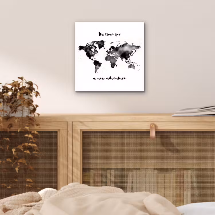 Avontuur - Quote - Wereldkaart - Zwart aluminium wit klein -sfeer3