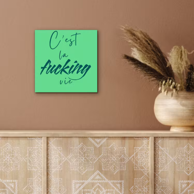c'est la fucking vie - Groen - Penseelstijl aluminium wit klein -sfeer4