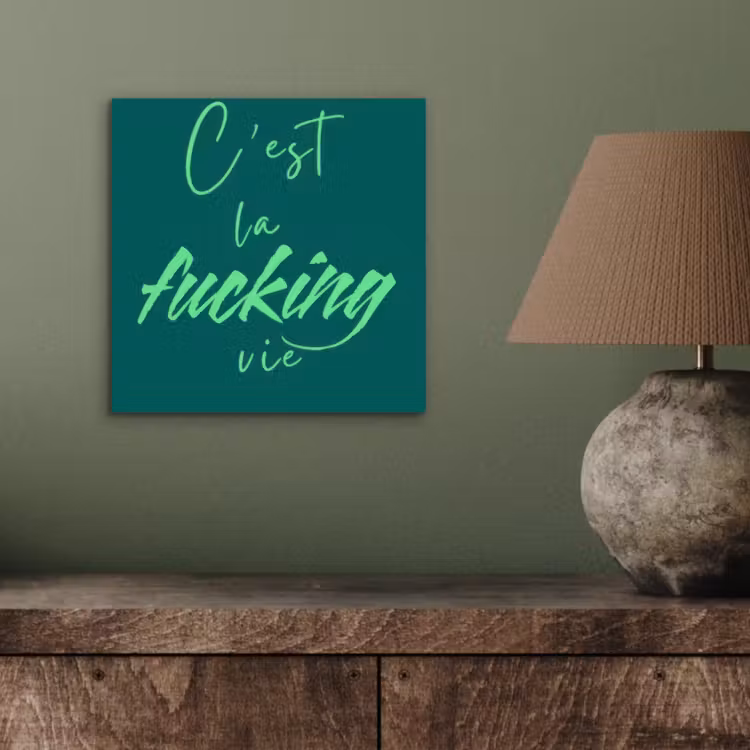 c'est la fucking vie - Groen - Handgeschreven aluminium wit klein -sfeer2