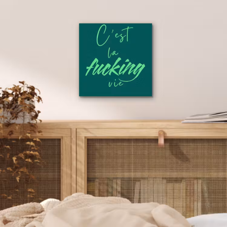 c'est la fucking vie - Groen - Handgeschreven aluminium wit klein -sfeer3