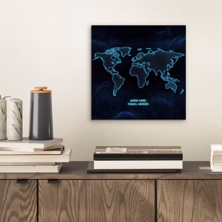 Digitaal - Wereldkaart - Blauw - Quote aluminium wit klein -sfeer1