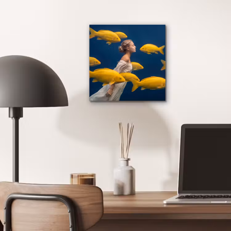 Vrouw - Vis - Water - Natuur - Geel aluminium wit klein -sfeer5