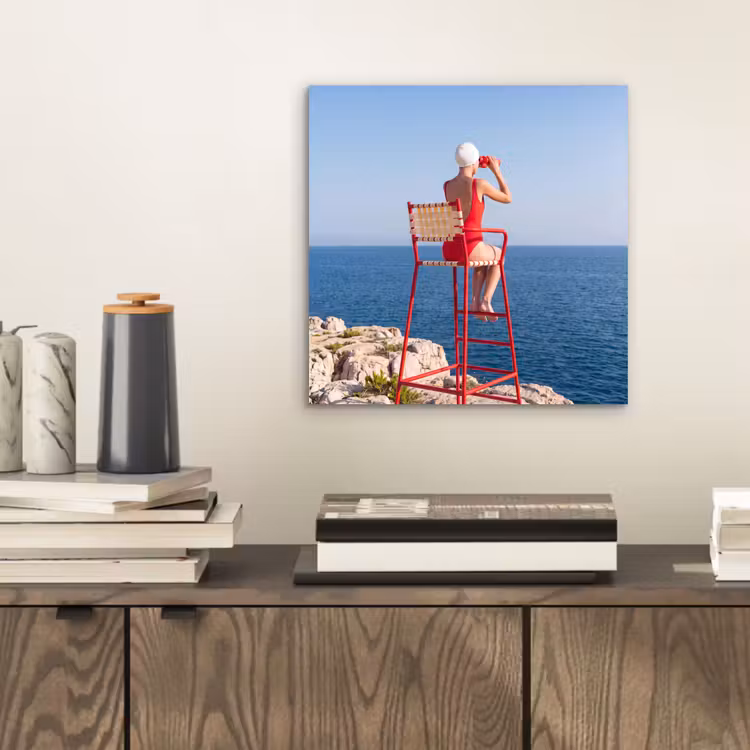 Vrouw - Zee - Kust - Verrekijker - Rood aluminium wit klein -sfeer1