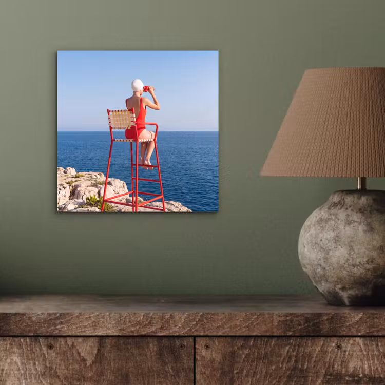 Vrouw - Zee - Kust - Verrekijker - Rood aluminium wit klein -sfeer2