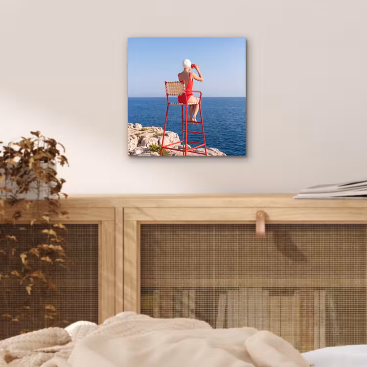 Vrouw - Zee - Kust - Verrekijker - Rood aluminium wit klein -sfeer3