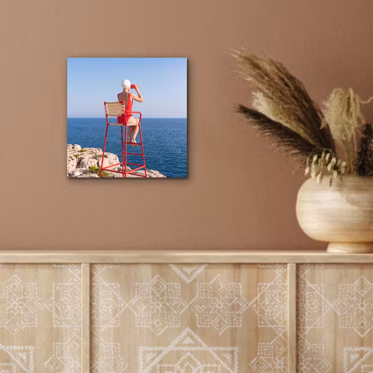 Vrouw - Zee - Kust - Verrekijker - Rood aluminium wit klein -sfeer4