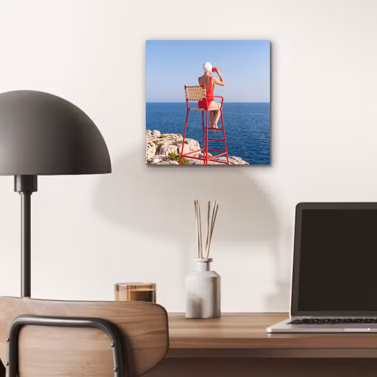 Vrouw - Zee - Kust - Verrekijker - Rood aluminium wit klein -sfeer5