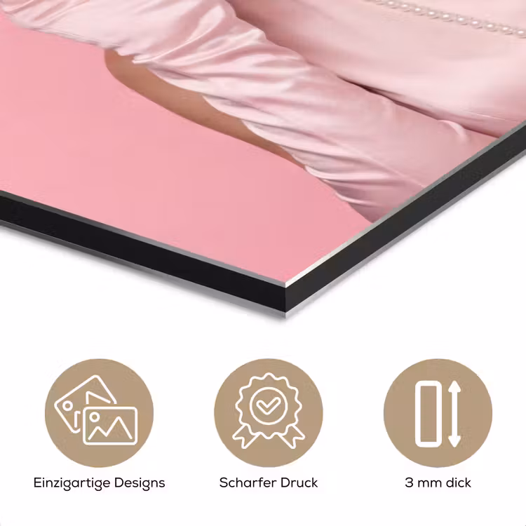 Vrouw - Roze - Parelketting - Krulspelden aluminium wit klein -closeup_DE