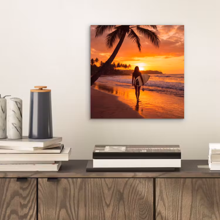 Vrouw - Surfplank - Strand - Zonsondergang - Oranje aluminium wit klein -sfeer1