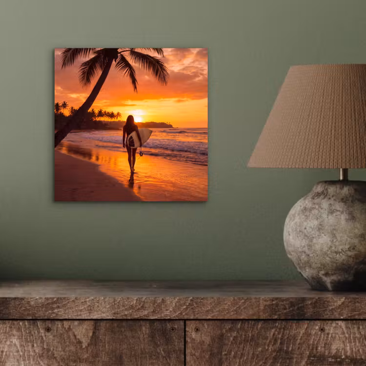 Vrouw - Surfplank - Strand - Zonsondergang - Oranje aluminium wit klein -sfeer2