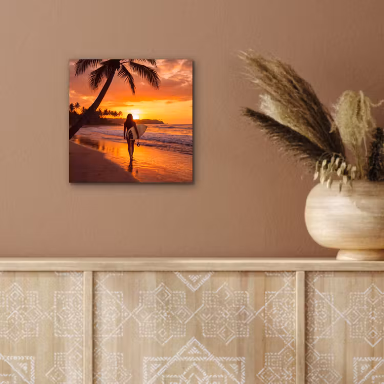 Vrouw - Surfplank - Strand - Zonsondergang - Oranje aluminium wit klein -sfeer4