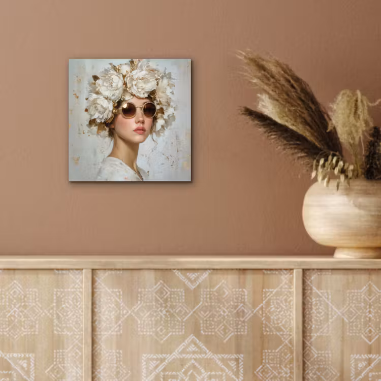 Schilderij - Vrouw - Zonnebril - Bloemenkrans aluminium wit klein -sfeer4