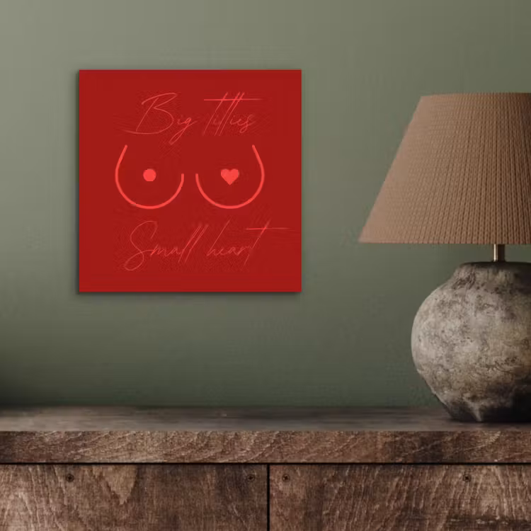 Big titties small heart - Rood - Hart aluminium wit klein -sfeer2