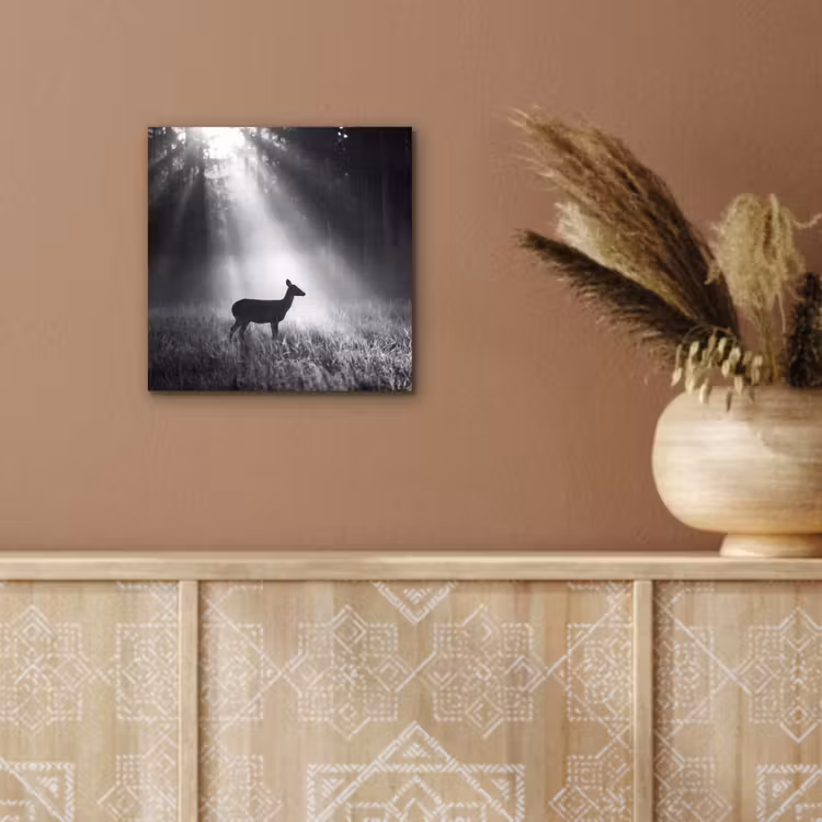 Hert - Bos - Zonnestralen - Zwart-wit - Natuur aluminium wit klein -sfeer4