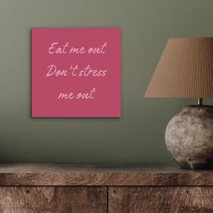 eat me out don't stress me out - Roze - Minimalistisch aluminium wit klein -sfeer2