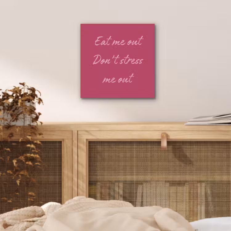 eat me out don't stress me out - Roze - Minimalistisch aluminium wit klein -sfeer3