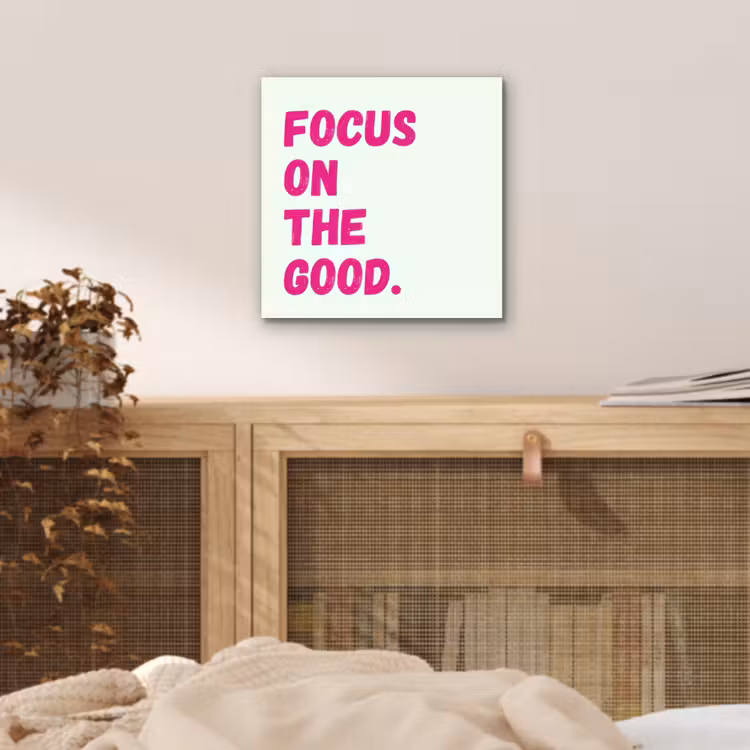 Focus on the good - Beige - Roze aluminium wit klein -sfeer3