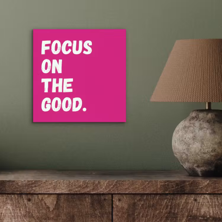 Focus on the good - Roze - Simple aluminium wit klein -sfeer2