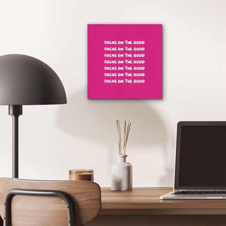 Focus on the good - Roze - wit aluminium wit klein -sfeer5
