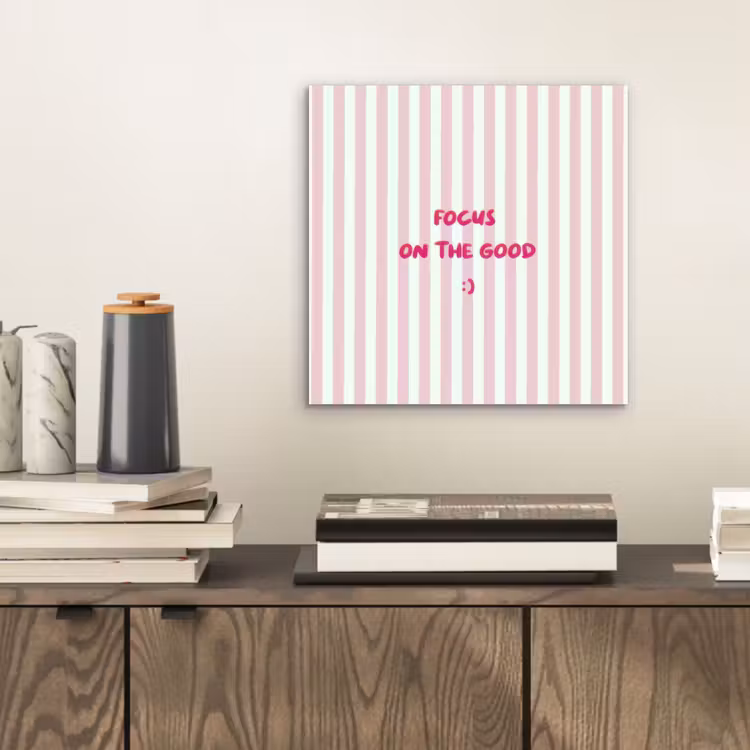 Focus on the good - Strepen - Roze - Smiley aluminium wit klein -sfeer1