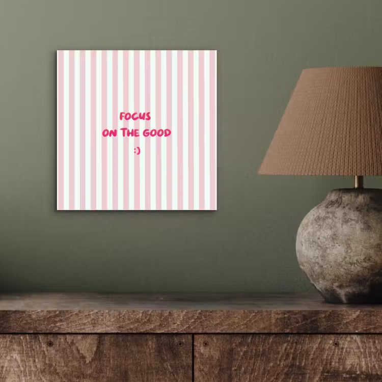 Focus on the good - Strepen - Roze - Smiley aluminium wit klein -sfeer2