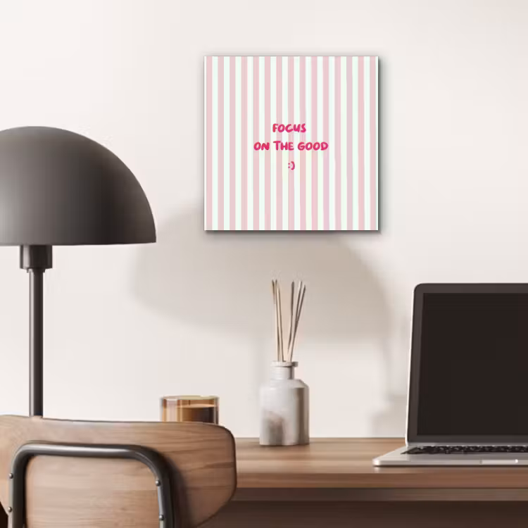 Focus on the good - Strepen - Roze - Smiley aluminium wit klein -sfeer5
