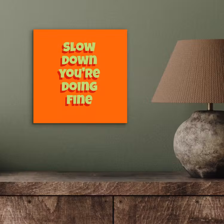 Slow down you're doing fine - Oranje - Simple aluminium wit klein -sfeer2