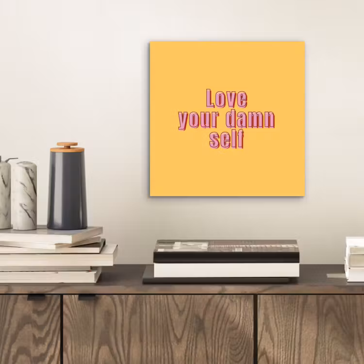 Love yourself - Roze - Geel aluminium wit klein -sfeer1