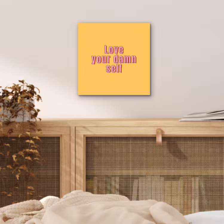 Love yourself - Roze - Geel aluminium wit klein -sfeer3
