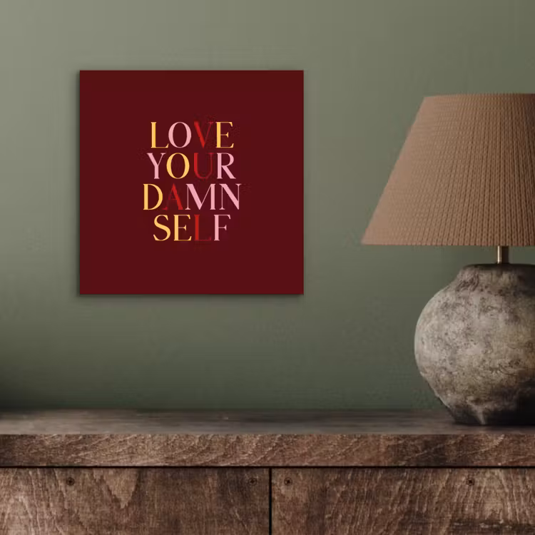 Love your damn self - Kleurrijk - Bordeaux aluminium wit klein -sfeer2