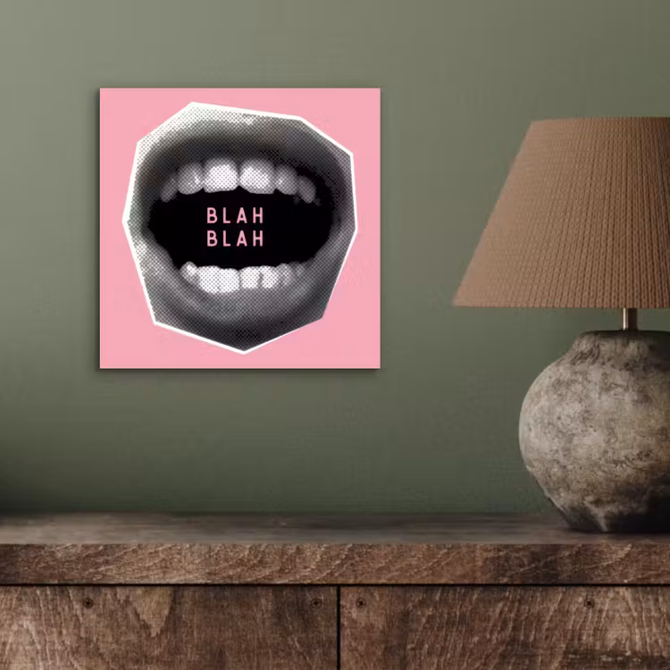 Mond - BLAH BLAH - Roze aluminium wit klein -sfeer2