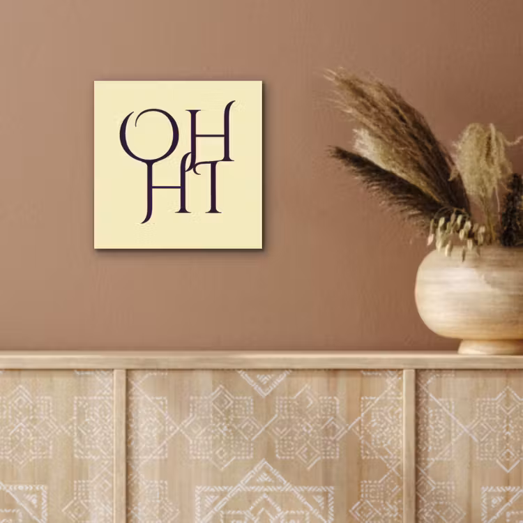 Oh hi - Geel - Monogram aluminium wit klein -sfeer4