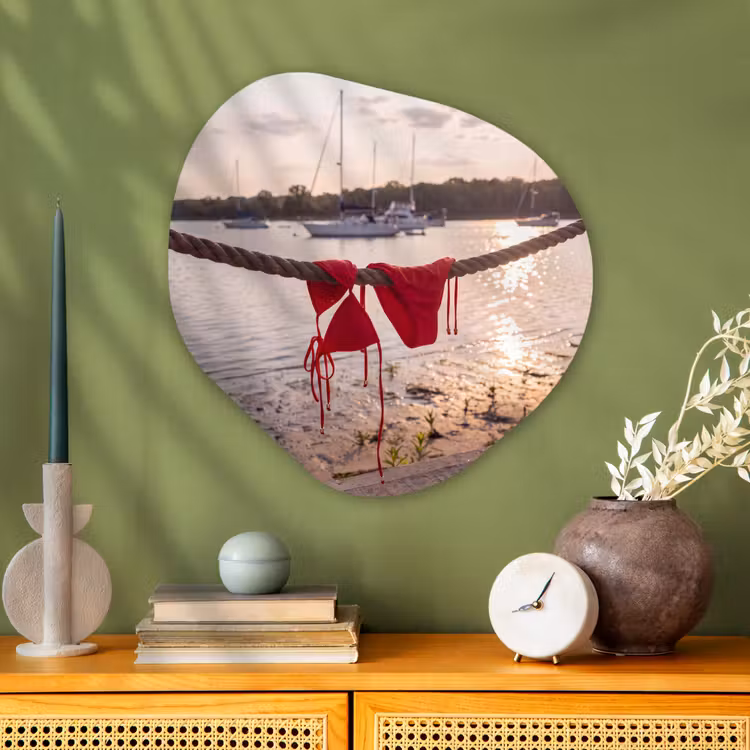 Badkleding - Rood - Zomer - Water - Zonsondergang Wandcirkel Organisch Aluminium middel -sfeer2