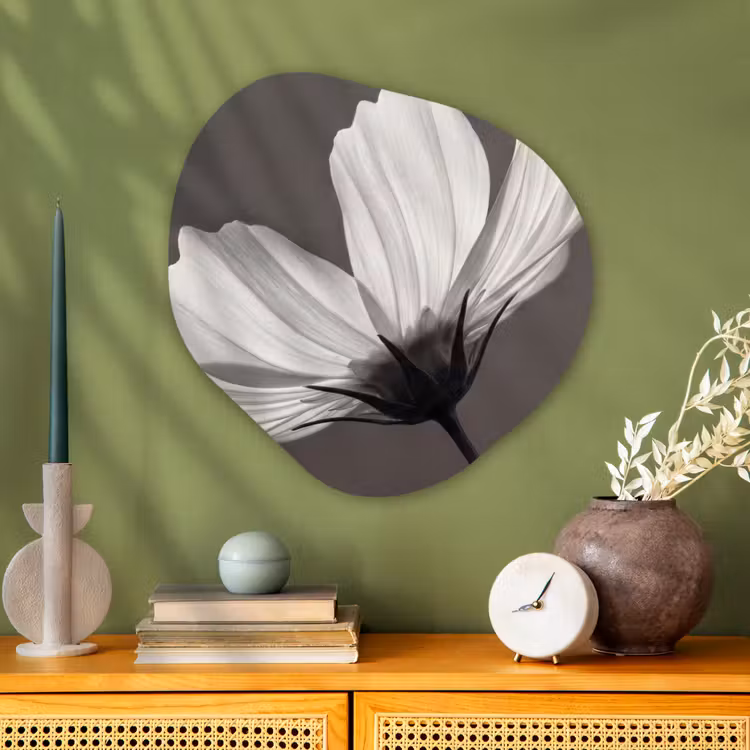 Bloem - Minimalistisch - Zwart - Wit Wandcirkel Organisch Aluminium middel -sfeer2