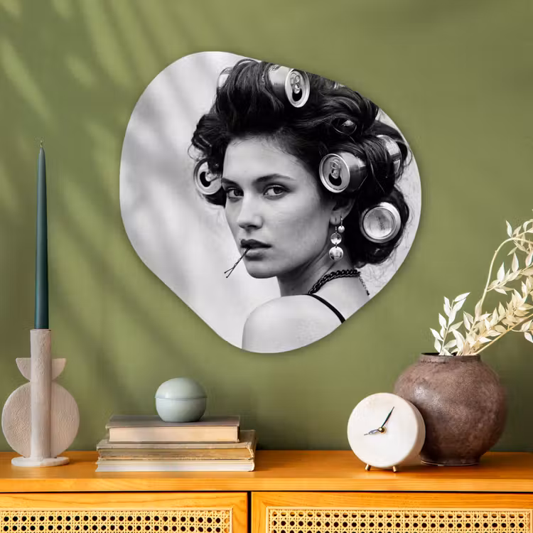 Edgy - Vrouw - Zwart - Wit Wandcirkel Organisch Aluminium middel -sfeer2