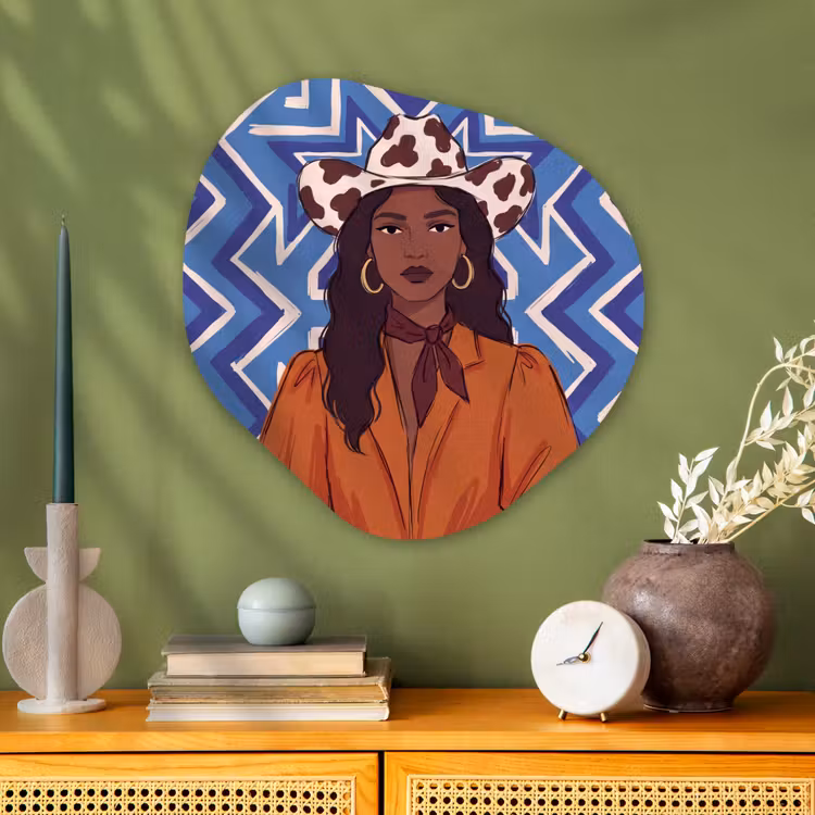 Vrouw - Cowboyhoed - Portret - Modern - Blauw Wandcirkel Organisch Aluminium middel -sfeer2