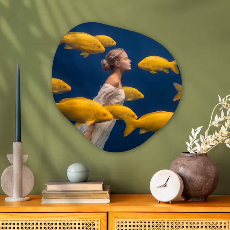 Vrouw - Vis - Water - Natuur - Geel Wandcirkel Organisch Aluminium middel -sfeer2