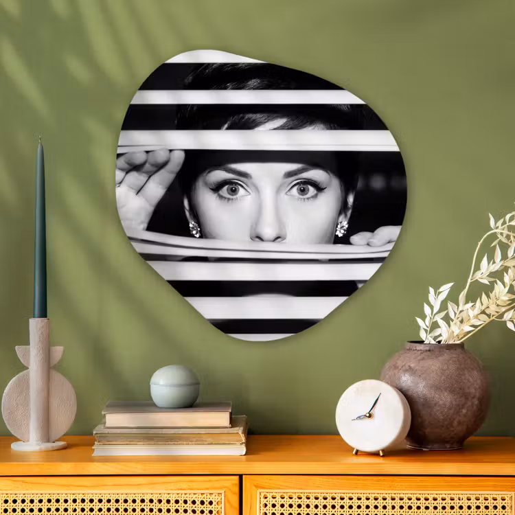 Vrouw - Jaloezieën - Portret - Zwart-wit Wandcirkel Organisch Aluminium middel -sfeer2