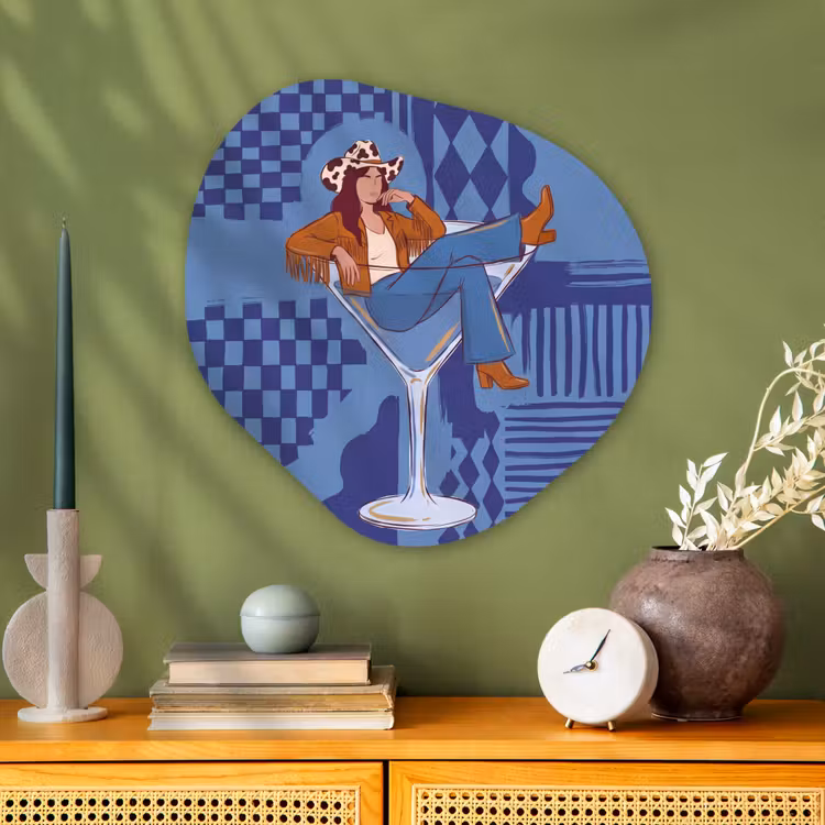 Vrouw - Martini glas - Abstract - Blauw - Kunst Wandcirkel Organisch Aluminium middel -sfeer2