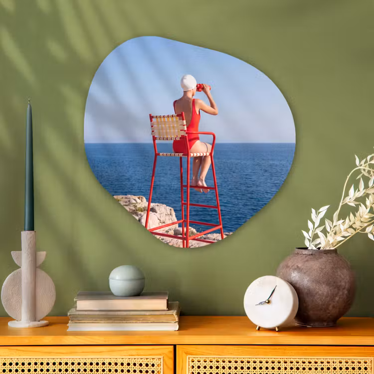 Vrouw - Zee - Kust - Verrekijker - Rood Wandcirkel Organisch Aluminium middel -sfeer2